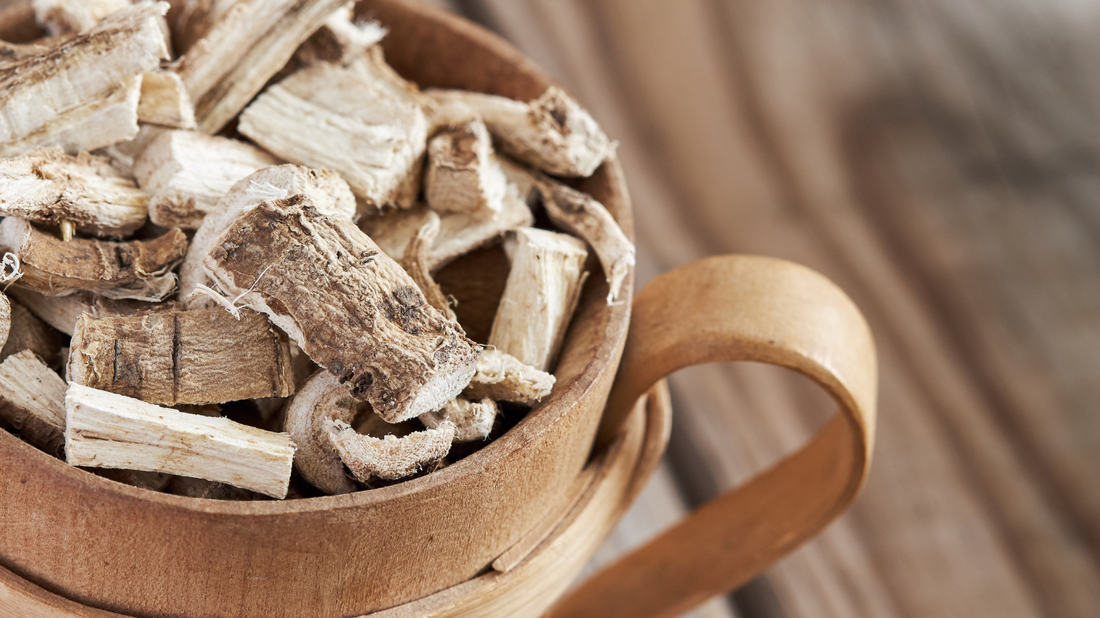 Tasse d'infusion de racine de guimauve, apaisante et digestive.